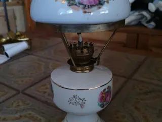 Vintage olielampe i porcelæn med guld og motiv 🕯️