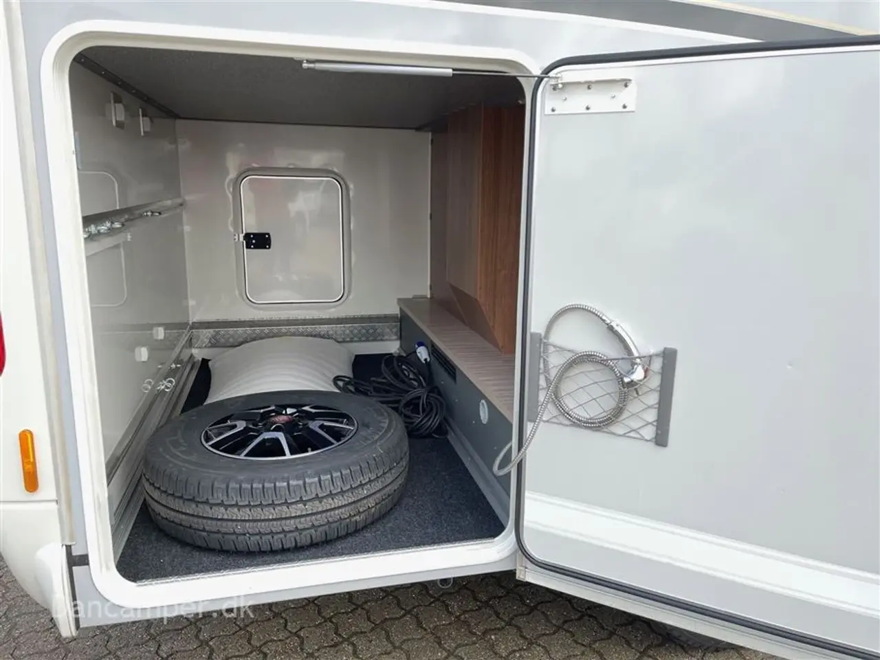 Billede 8 - 2018 - Carthago compactline 144 LE   Kommissionsbil. Automatgear - 150 hk, Enkeltsenge, solceller, inverter, hydrauliske selvnivilerende støttefødder