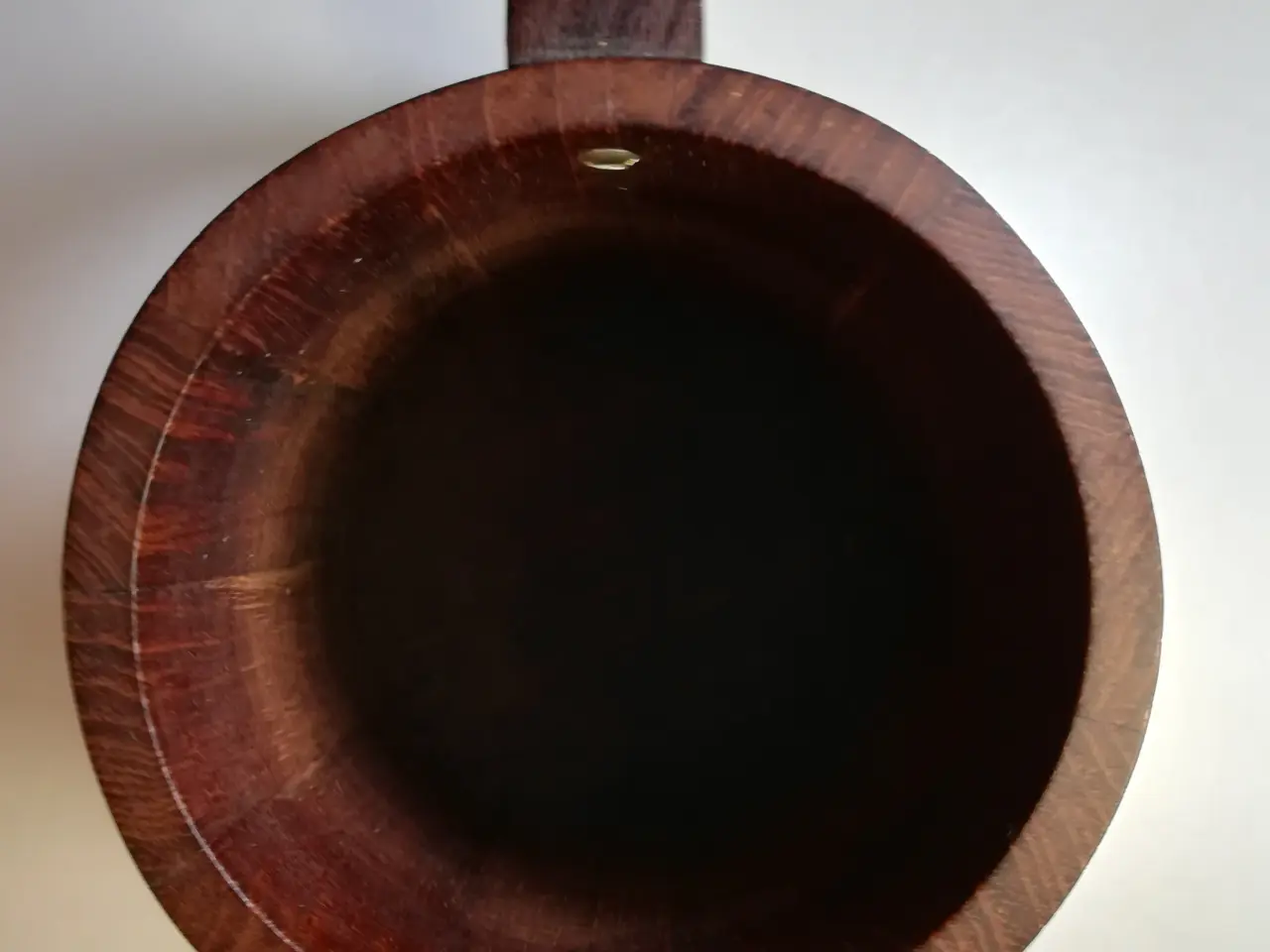 Billede 4 - Dekorativt krus i teak (formentlig), højde 12,5 cm