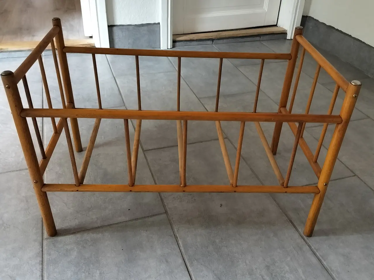 Billede 2 - Dukkeseng Gammel uden madras og med patina.