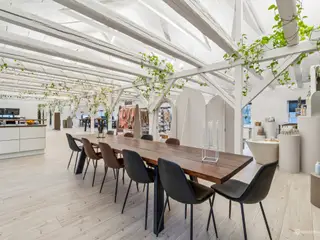Lyst og indbydende kontor med nordisk æstetik og unikke detaljer