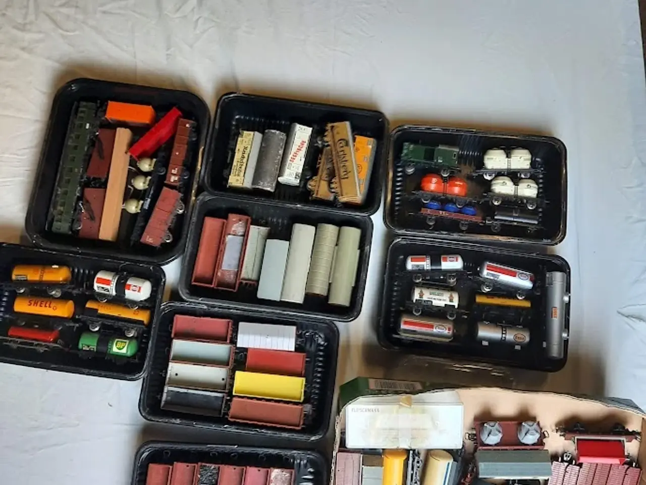Billede 10 - Modeltog HO - lokomotiver - vogne - skinner - huse