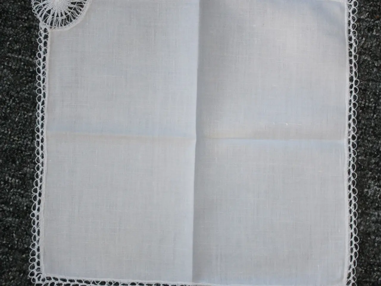 Billede 8 - Dug med gimpede blonder, 130 x 105 cm