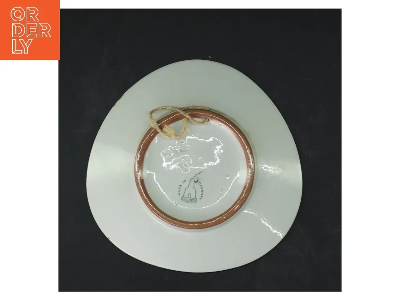Billede 4 - Keramisk vægplatte med tegneserie-motiv fra Knabstrup (str. Ø 15,5 cm)