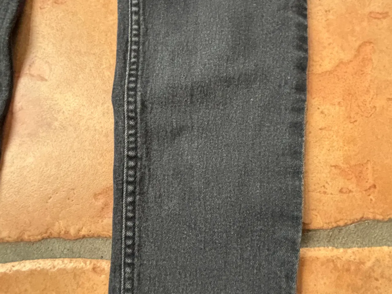 Billede 2 - Grå / sort legging fra H&M i str. 140