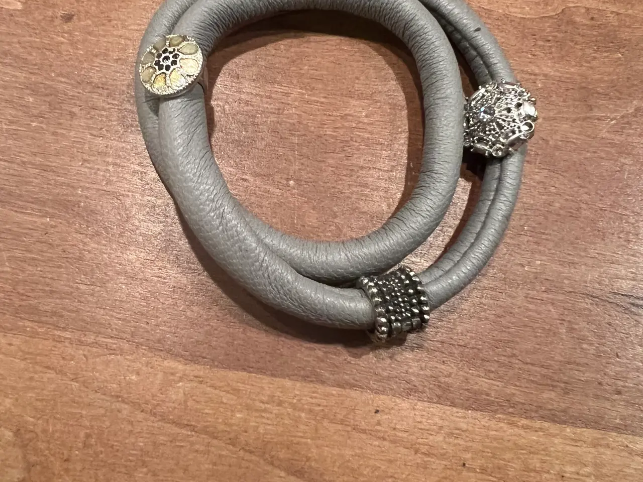 Billede 1 - Smukt pilgrim armbånd med 3 charms