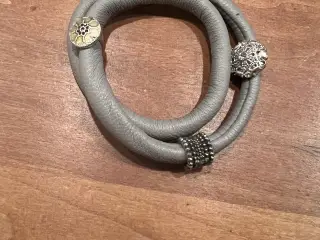 Smukt pilgrim armbånd med 3 charms