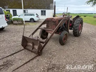 Veterantraktor IH 275 Diesel - med frontlæsser