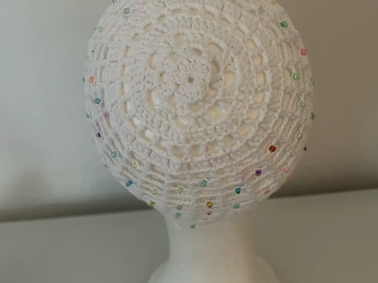 Billede 3 - Hvid mesh hue med perler