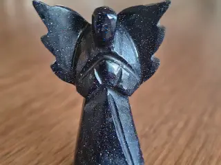 Englefigur i midnight stone