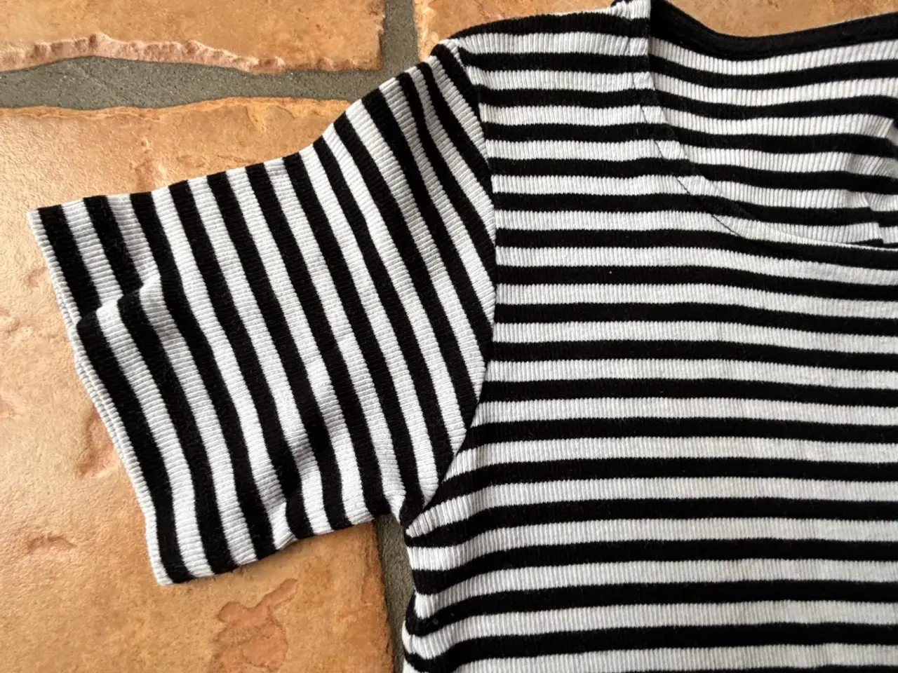 Billede 4 - Sort og hvid stribet kjole i str 12 / 152