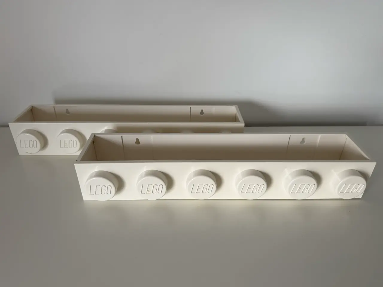 Billede 2 - To LEGO hvide væghylder til opbevaring