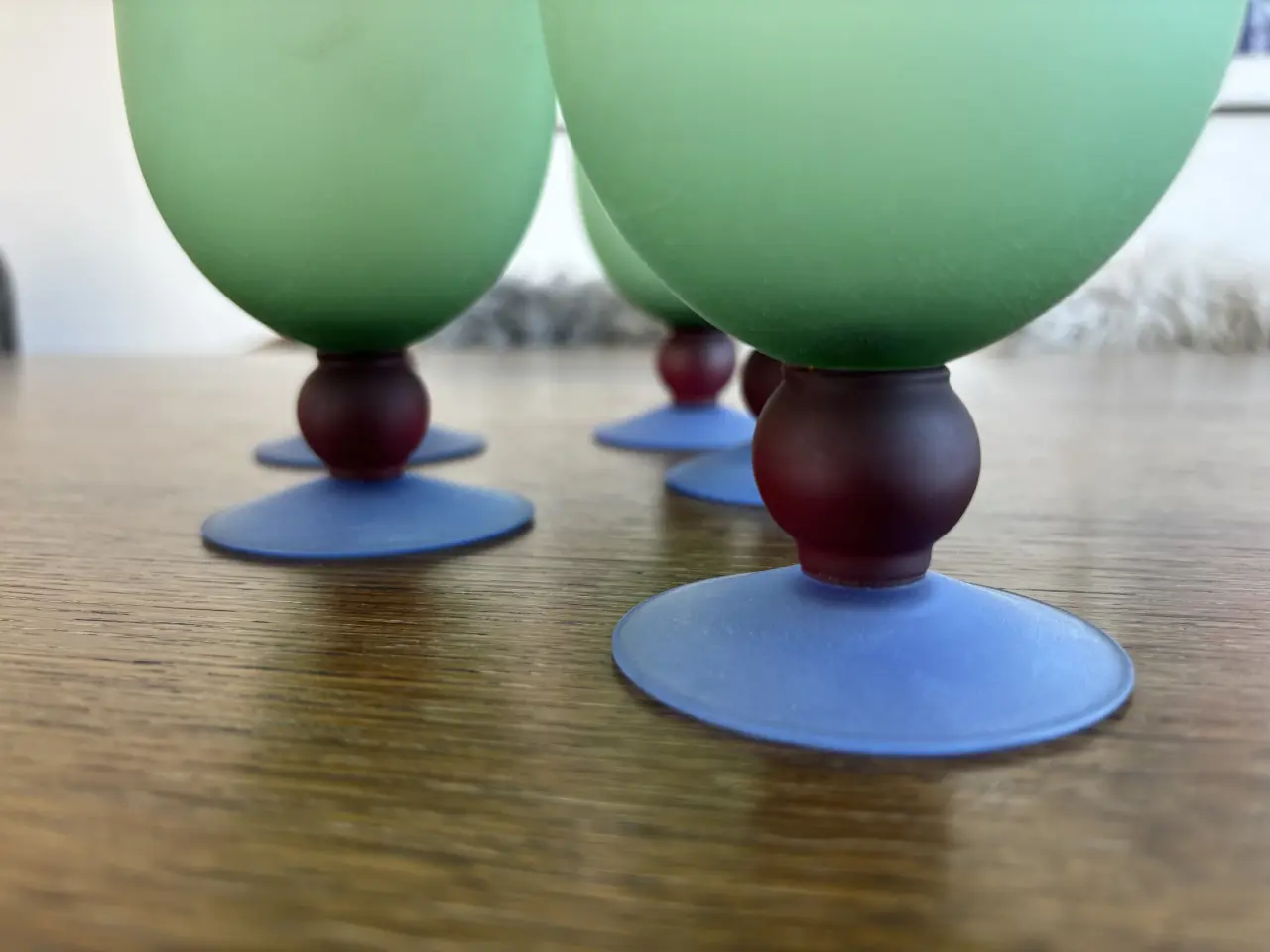Billede 2 - 5 vintage-glas på fod i farvet, matteret glas