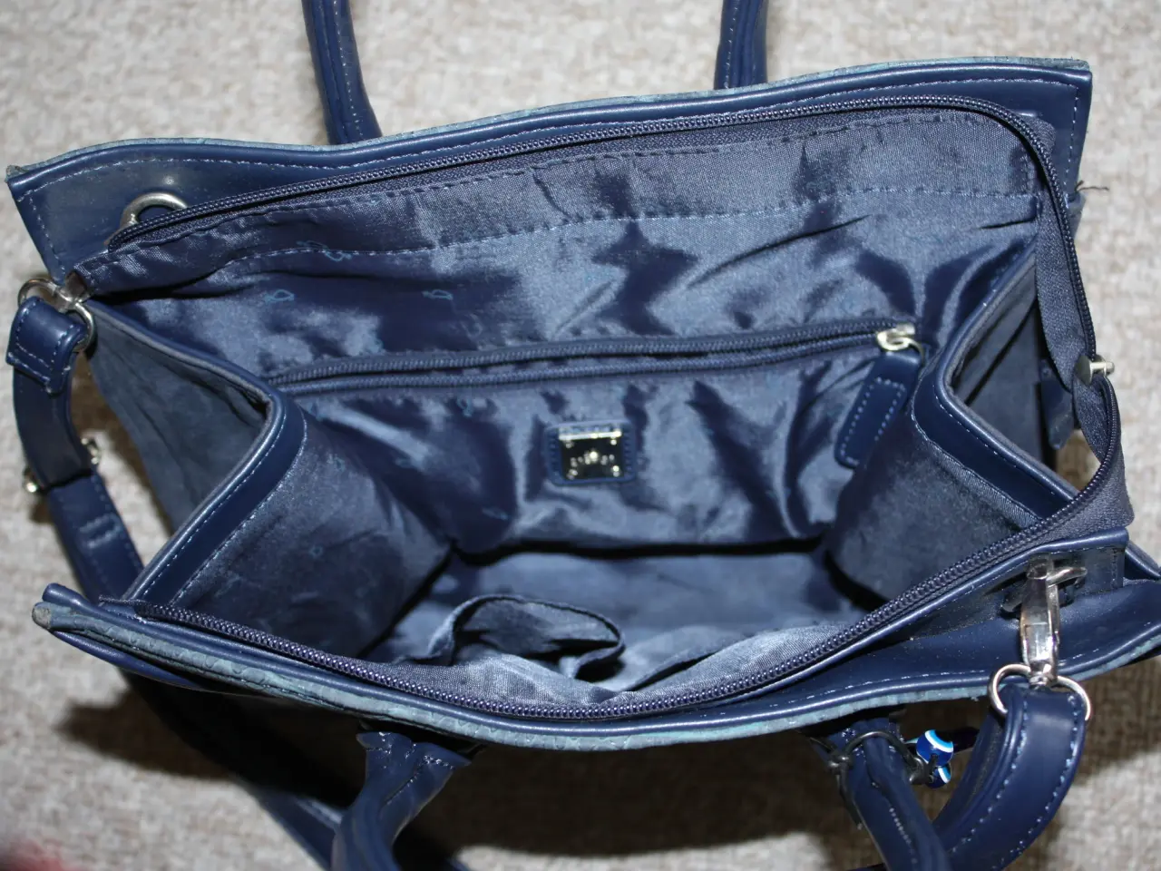 Billede 5 - Skuldertaske Carpisa 27 cm x  30 cm med brugsspor