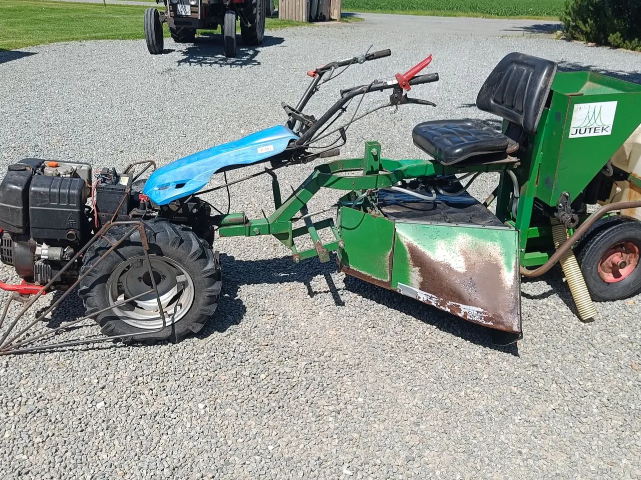 Billede 2 - - - - To hjuls traktor med gødning og sprøjte tilbehør (momsfri)