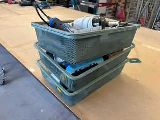 3 stk. Metalbakker L41,5, B30, H10 med maskiner, værktøj mm.