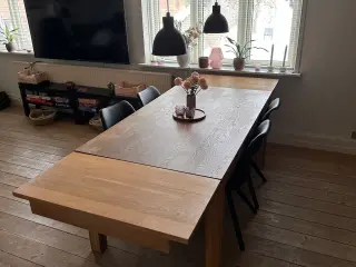 Spisebord i massiv egetræ