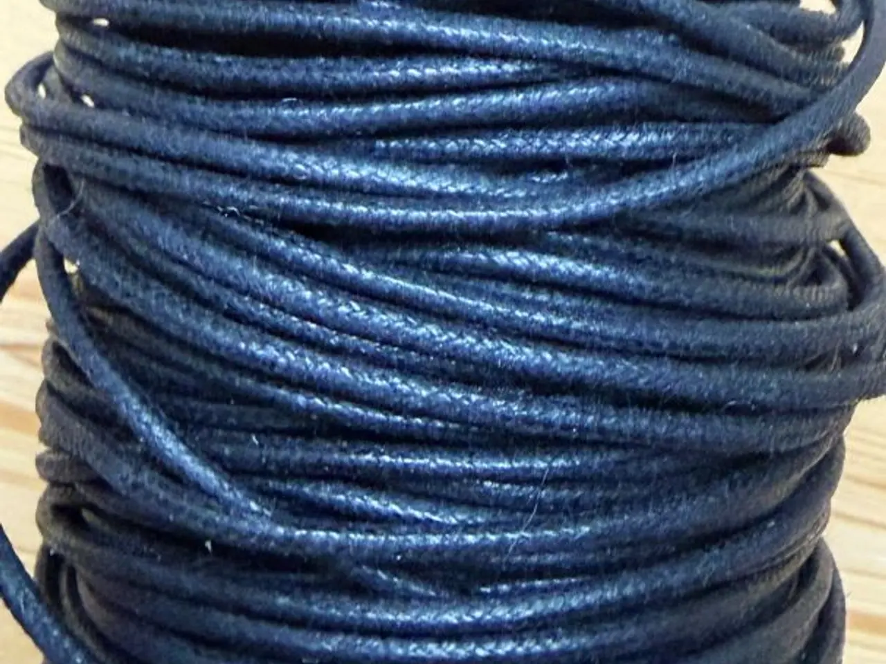 Billede 2 - Sort, vokset smykkesnor, ca. 2 mm i diameter