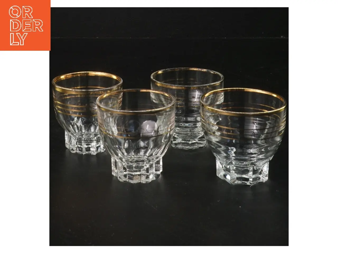 Billede 1 - Sæt med 4 glas med gylden kant (str. 4 stk Ø 6,5 cm længde 6 cm)