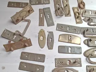 Diverse antikke møbelbeslag.