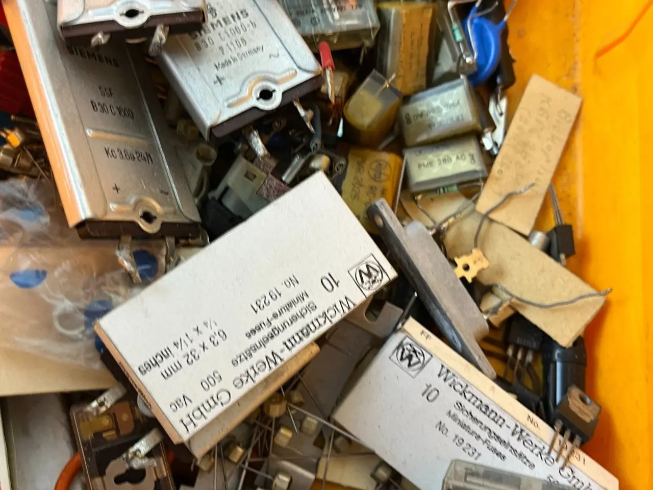 Billede 18 - Vintage Electronics Grab Box – RC Snubber Units,