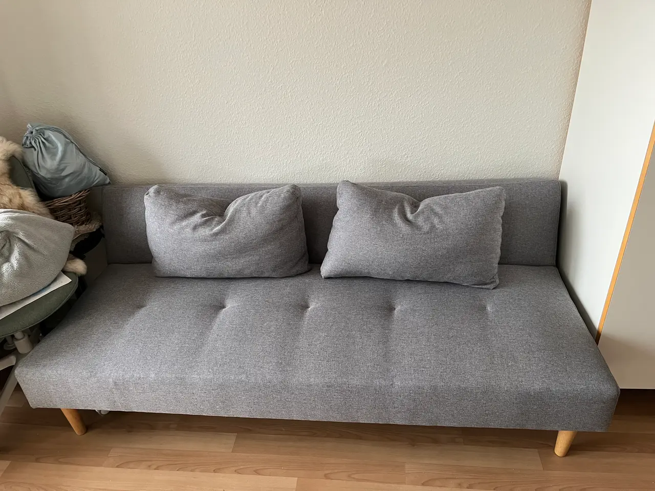 Billede 2 - Grå sofa/sovesofa med træben