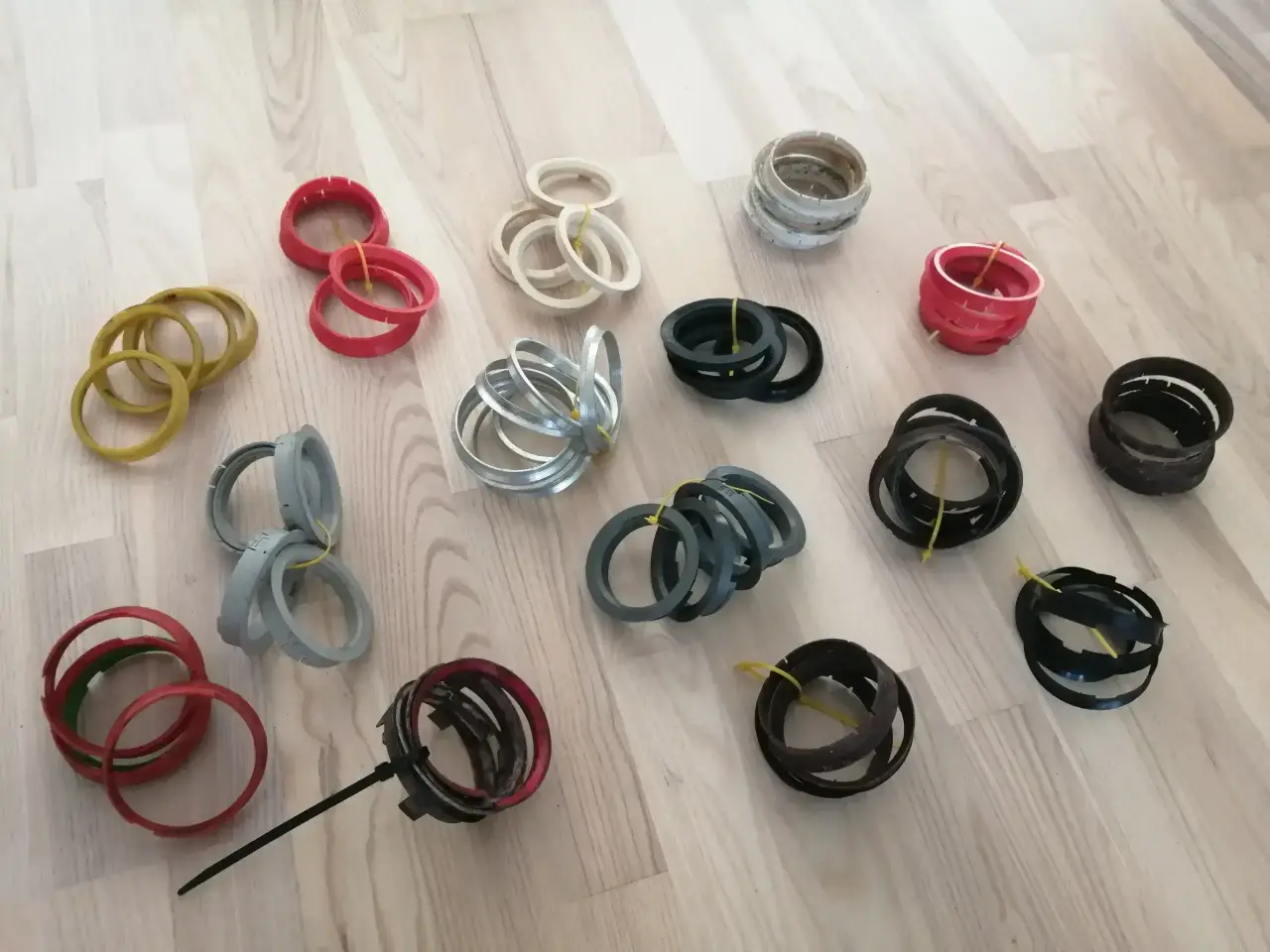 Billede 1 -  Centreringsring, Spacer, hjulbolte, møtrikker mm.