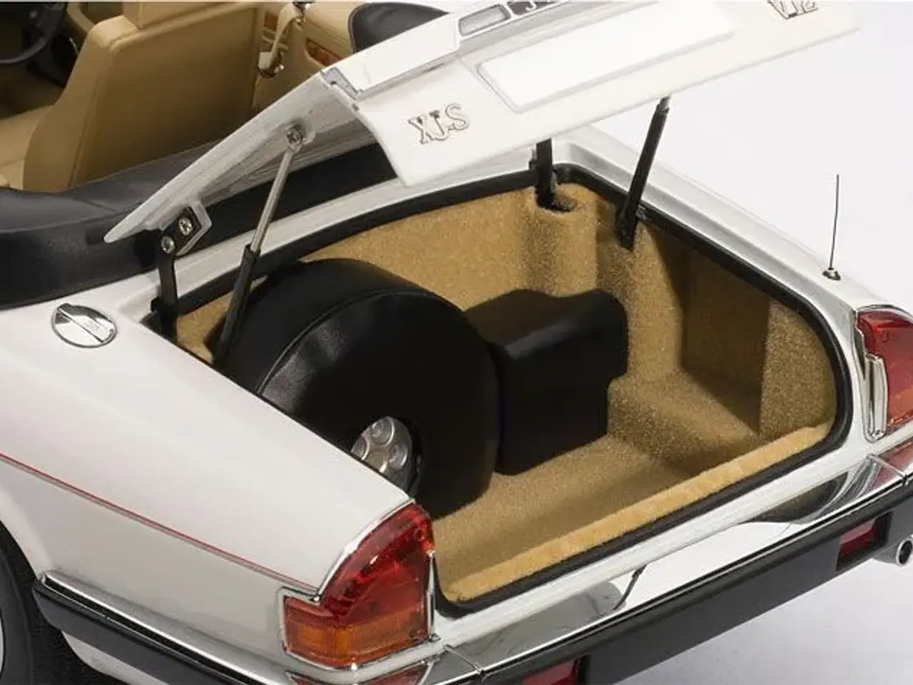 Billede 6 - 1976 Jaguar XJ-S V12 Cabriolet 1:18 Fre