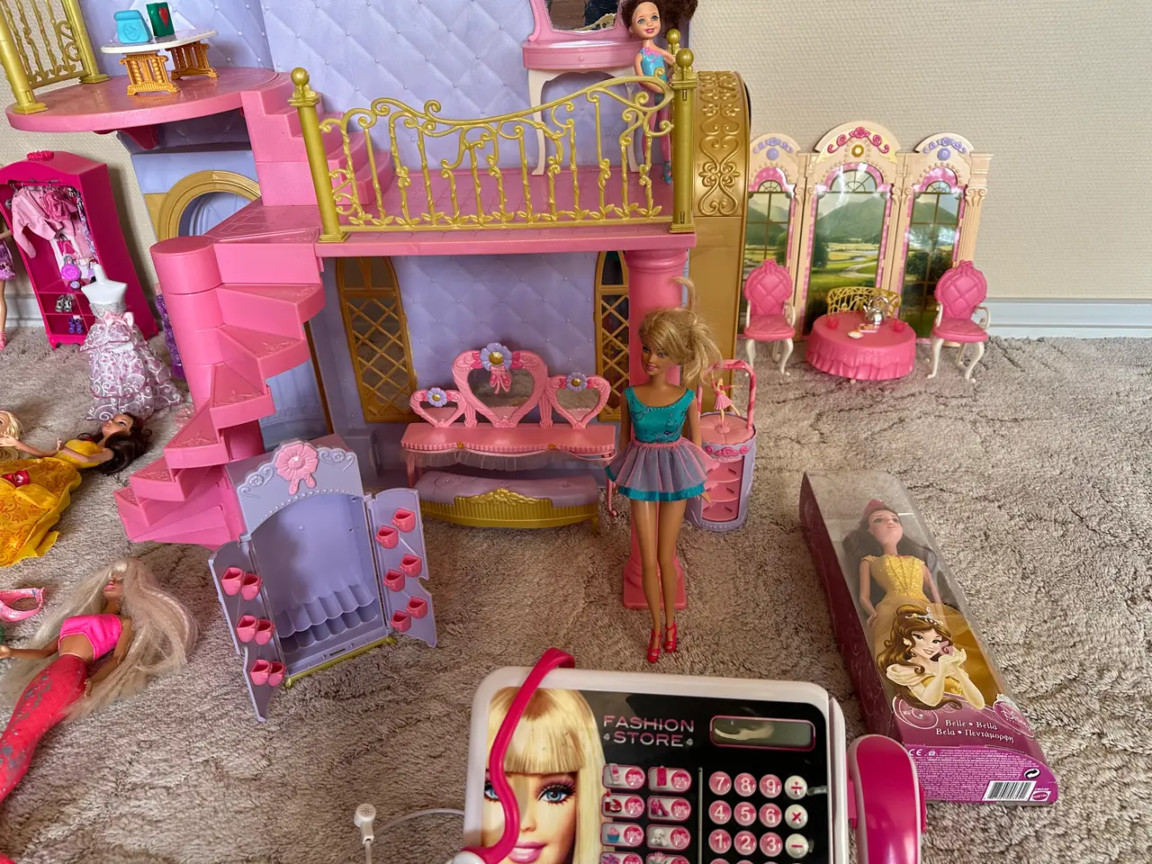 Billede 5 - Barbie dukker med slot, møbler og tilbehør