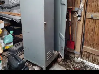 Metal skab. 2 rum.