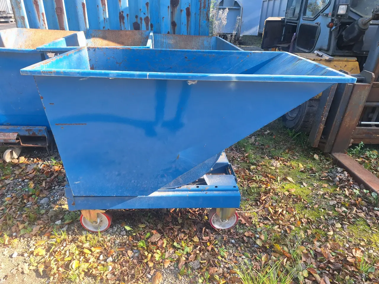 Billede 1 - 4 stk. 2000 liter vippecontainer med hjul