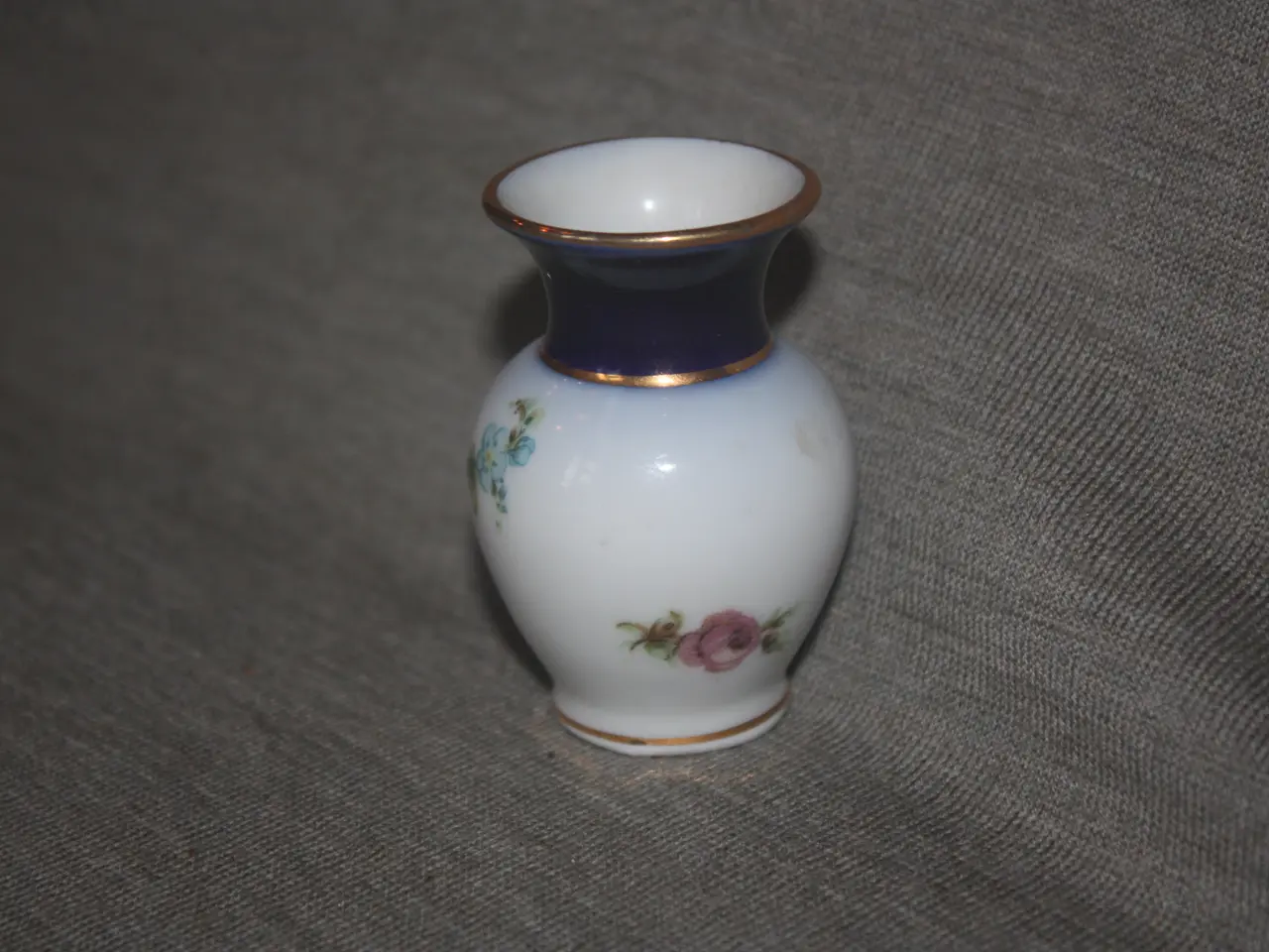 Billede 5 - Pilleæske i porcelæn samt lille vase