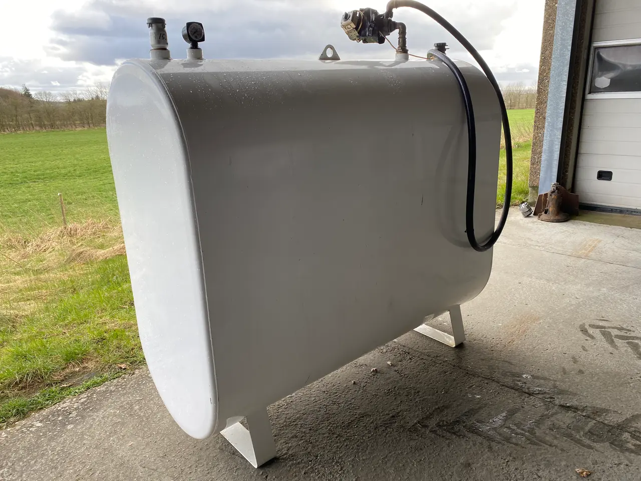 Billede 4 - Roug 1800 liters Olietank. med El pumpe