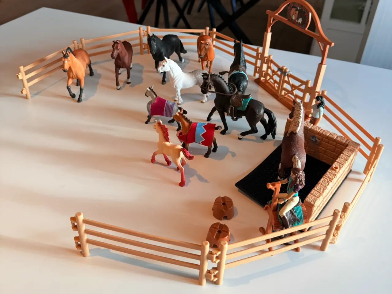 Billede 4 - Schleich heste med ridebane