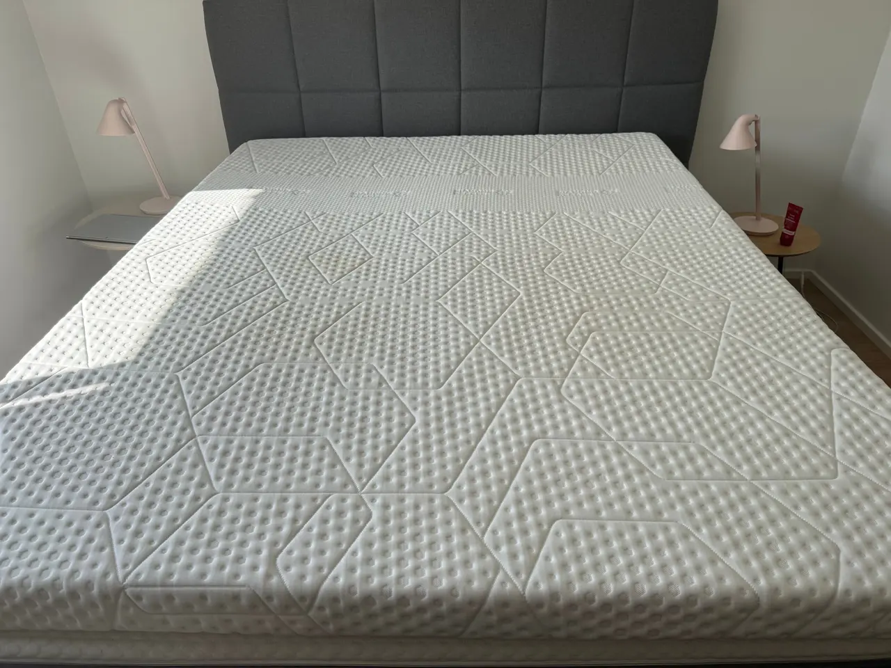 Billede 2 - Springmadras med topmadras i memory skum.