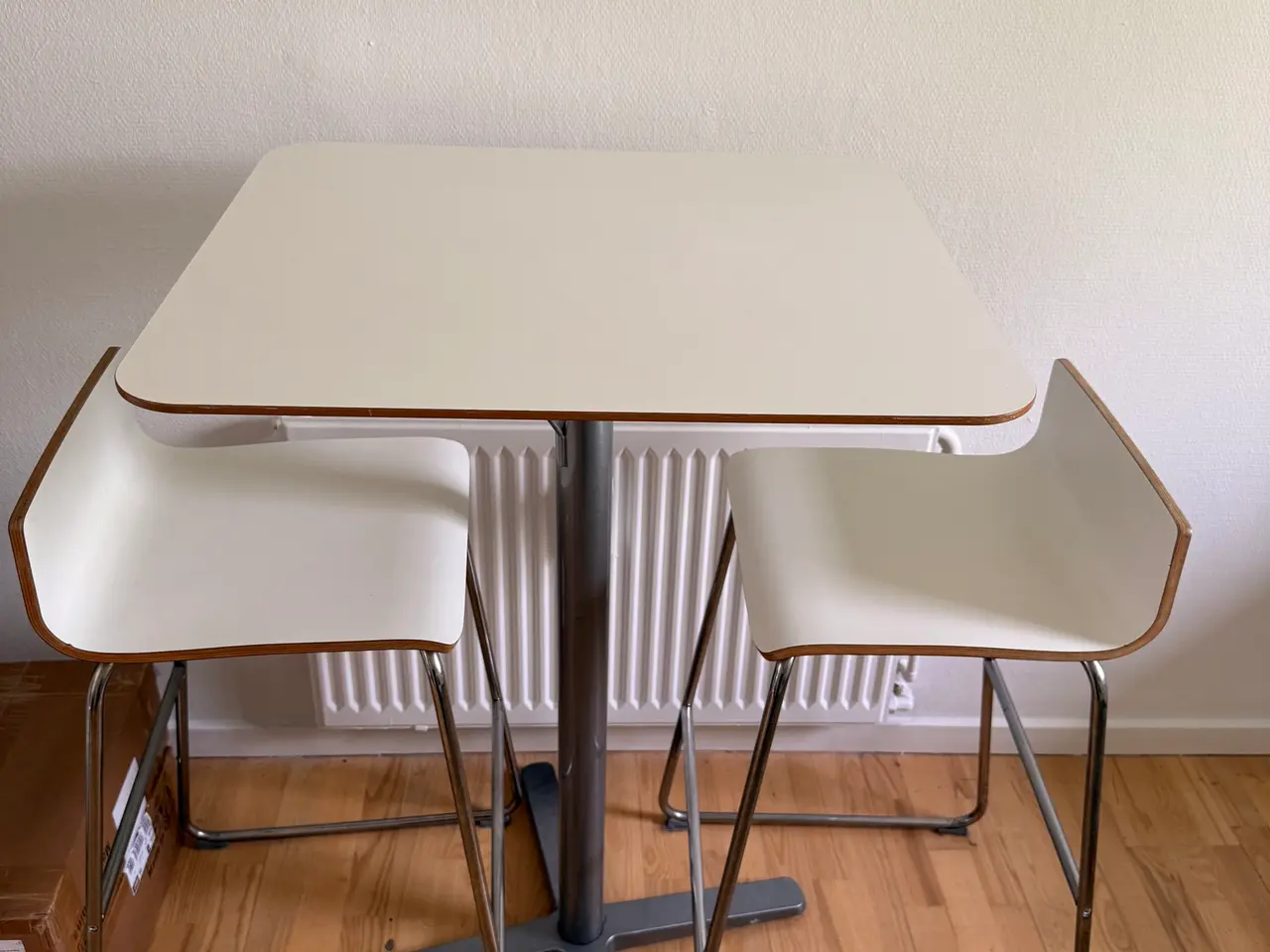 Billede 1 - Bar bord/ høj bord med stole 