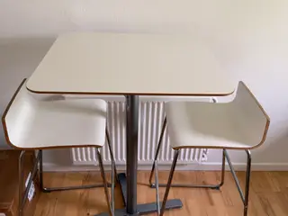 Bar bord/ høj bord med stole