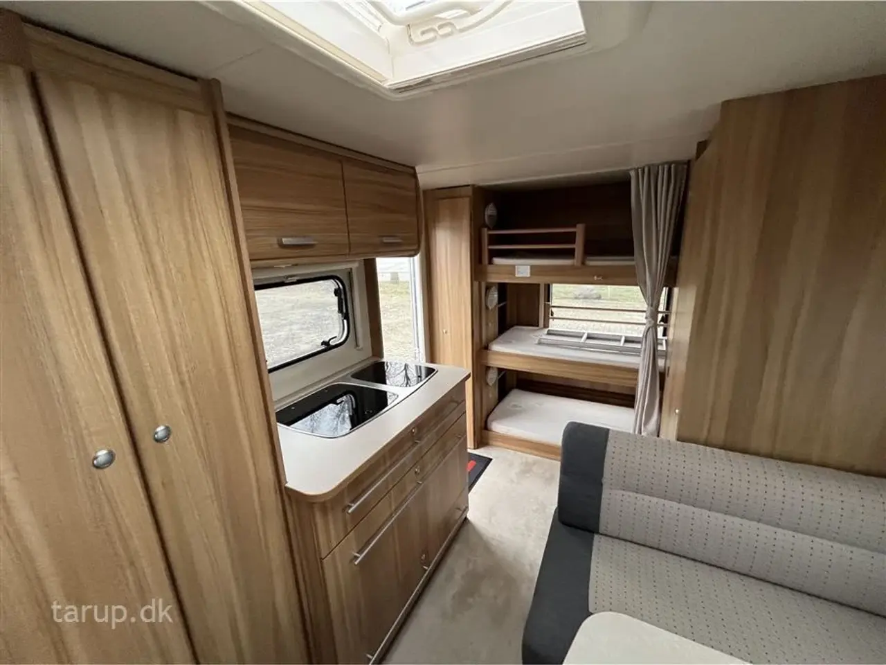 Billede 15 - 2014 - Caravelair Antares Luxe 527   Fortelt: Isabella Commodore Concept, mover, tv-antenne, sidesiddegruppe, kompressor køleskab m/ frostboks, 3 køjer og dobbeltseng