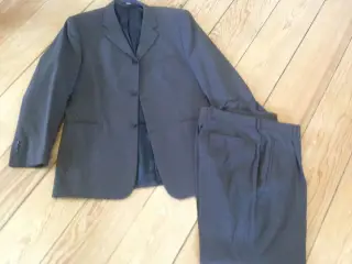 Velholdt mørk gråbrun habit, inkl fragt kr 200