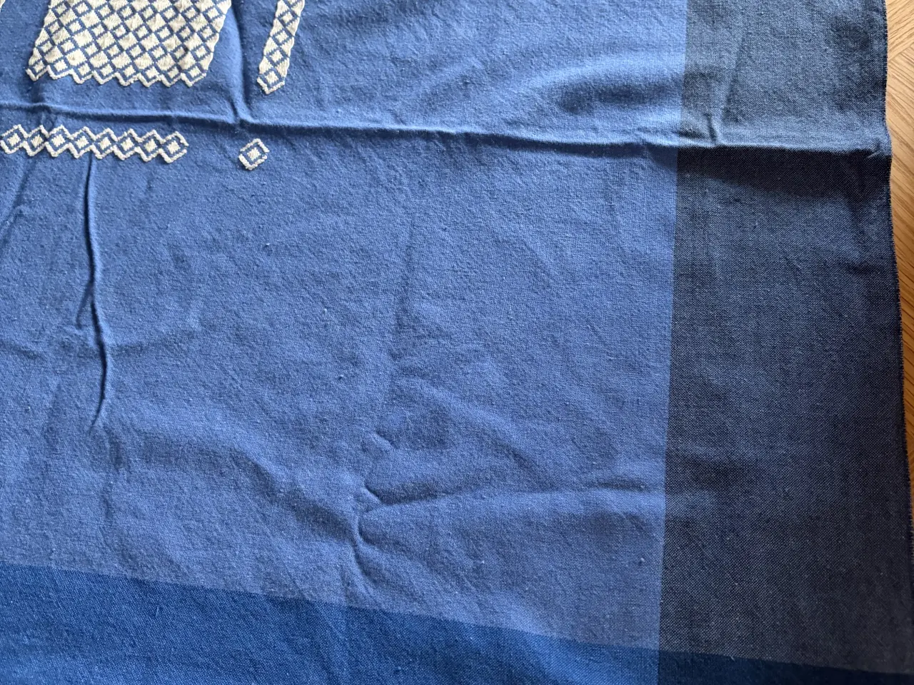Billede 3 - Blå dug med hvid mønster