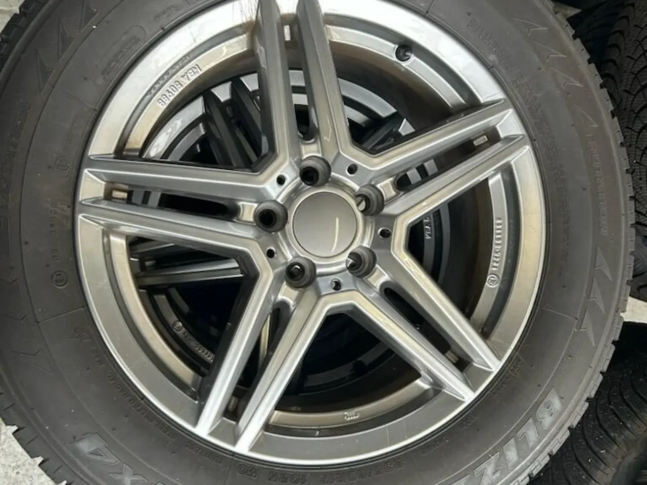Billede 1 - Bridgestone vinterdæk på alufælge. 