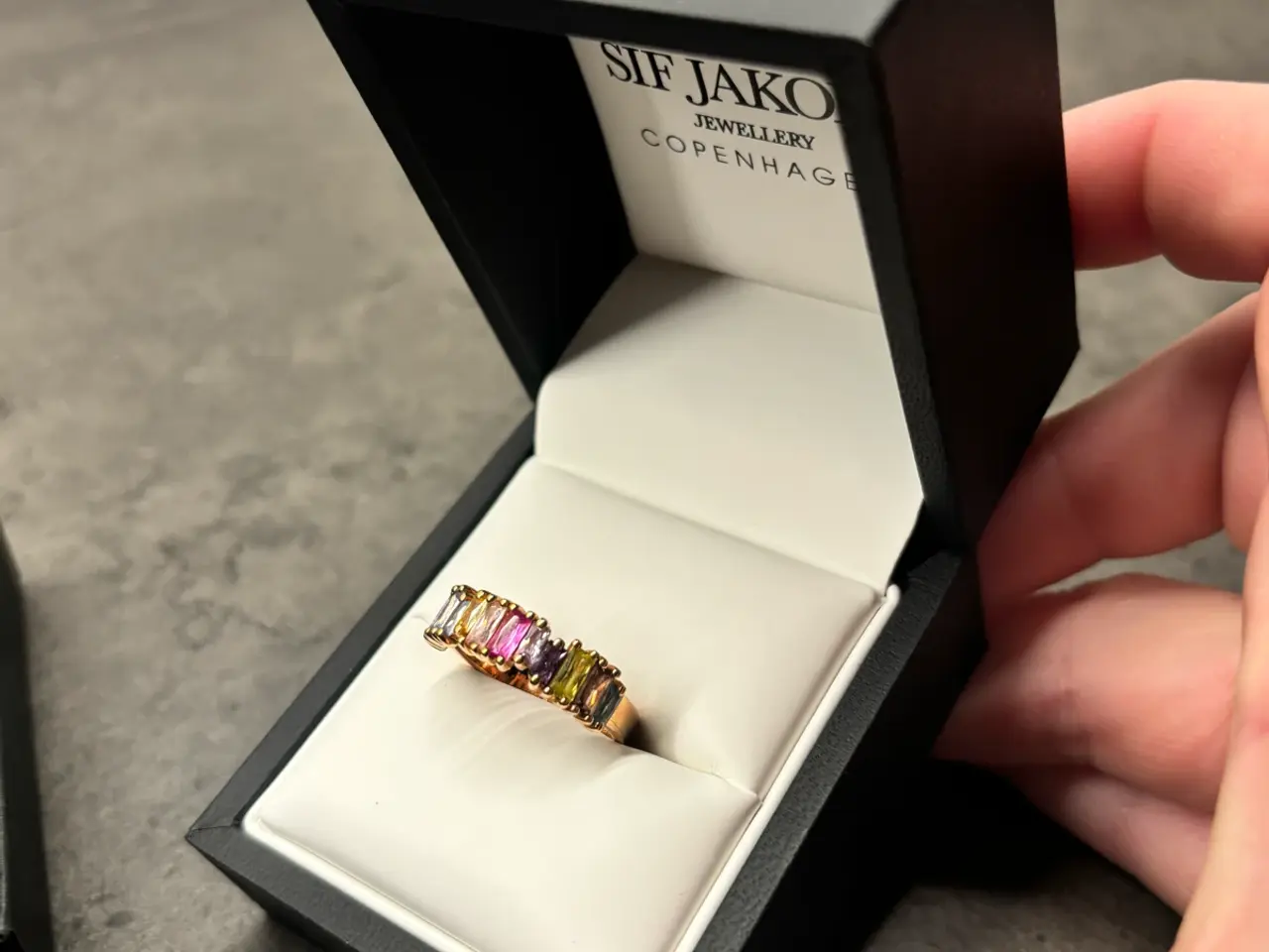 Billede 3 - Sif Jakobs ring i guld med multifarvet sten