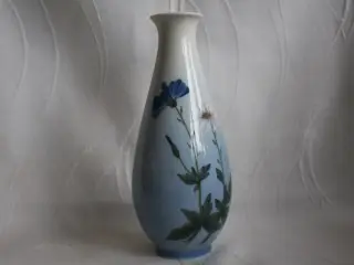 Vase med blå og hvid blomst, RC