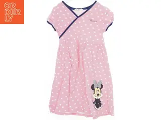 Lyserød børnekjole med polkaprikker og Minnie-motiv fra H&M (str. 122)