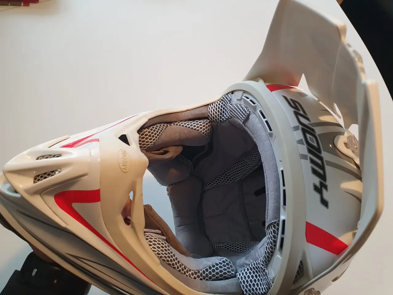 Billede 1 - Cross hjelm suomy
