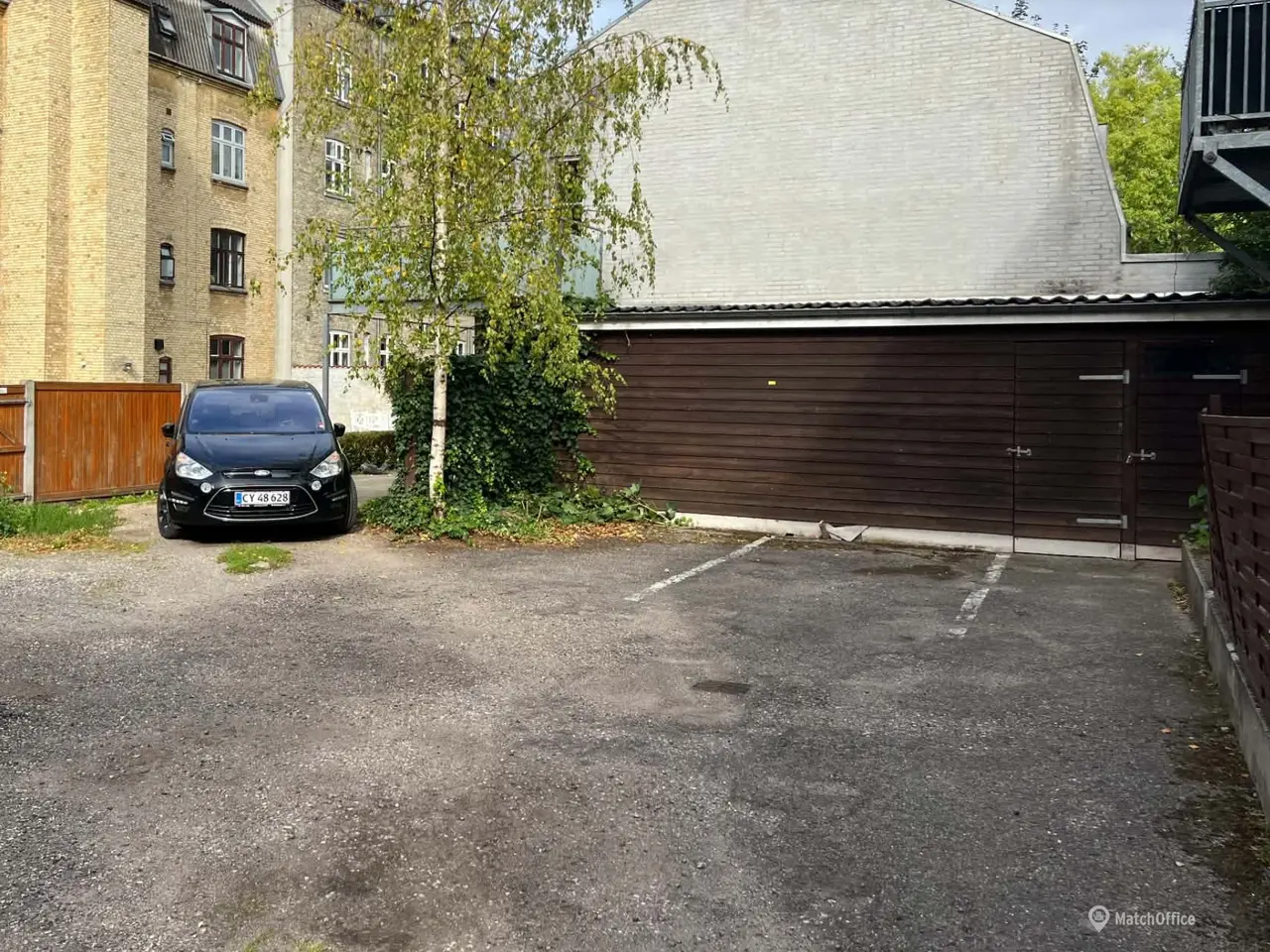 Billede 1 - Parkerings plads i gårdområde