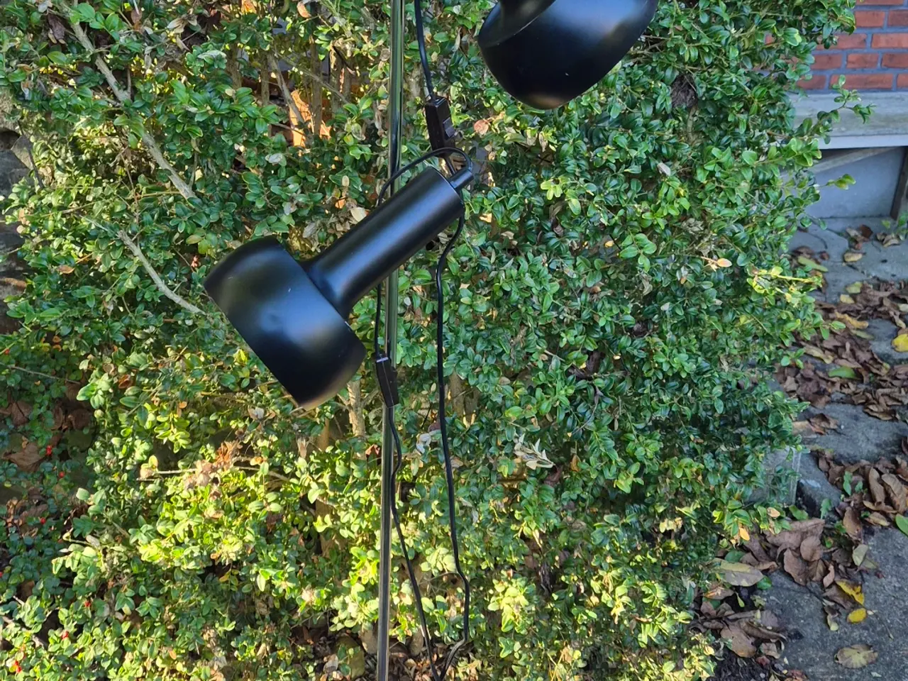 Billede 14 - Gulvlampe med to sorte spot