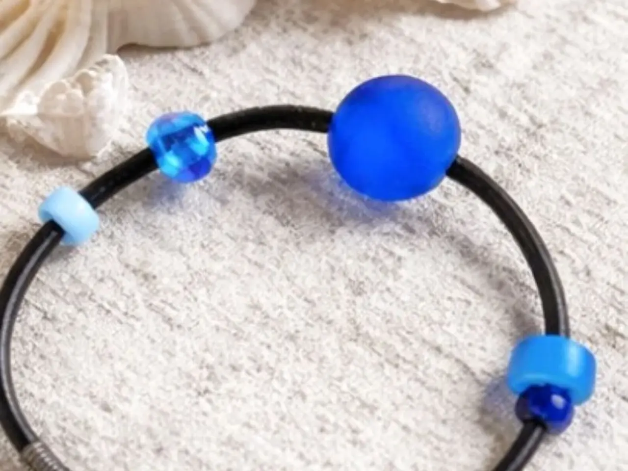 Billede 1 - Læderarmbånd med blå glasperler