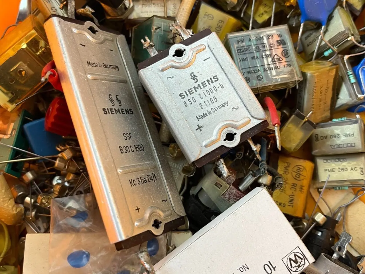 Billede 16 - Vintage Electronics Grab Box – RC Snubber Units,