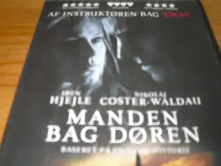 MANDEN BAG DØREN.